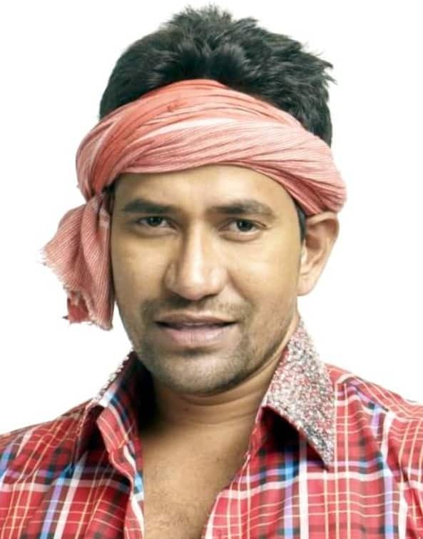 भोजपुरी स्टार निरहुआ ने भी फिल्मों में आने से पहले अपना नाम बदल दिया था. उनका असली नाम दिनेशलाल यादव है. बता दें कि निरहुआ इकलौते ऐसे कलाकार हैं, जिनके नाम पर ढेरों फिल्में बनी हैं.