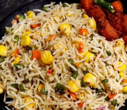தேவையான பொருட்கள் : சோள முத்துகள் - 180 கிராம், நெய் - 2 மேசைக்கரண்டி, ஏலக்காய் - 3, பட்டை - 1 துண்டு, கிராம்பு - 4, அன்னாசிப்பூ - 1, சீரகம் - 1/2 தேக்கரண்டி, பெரிய வெங்காயம் - 2 மெல்லியதாக நறுக்கியது, பச்சை மிளகாய் - 2 நறுக்கியது, இஞ்சி பூண்டு விழுது - 1 தேக்கரண்டி தட்டியது, உப்பு - 1 தேக்கரண்டி, பாஸ்மதி அரிசி - 1 கப், நீர் சேர்த்த தேங்காய் பால் - 1 கப்