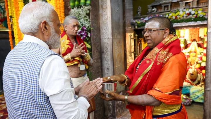 प्रधानमंत्री नरेंद्र मोदी ने पिछले कुछ महीनों में दक्षिण भारत के कई प्रमुख मंदिरों के दर्शन किए हैं. इसमें तमिलनाडु से लेकर महाराष्ट्र तक के मंदिर शामिल हैं. इसी कड़ी में वह देवी का आशीर्वाद लेने श्री उज्जयिनी महाकाली मंदिर पहुंचे थे.