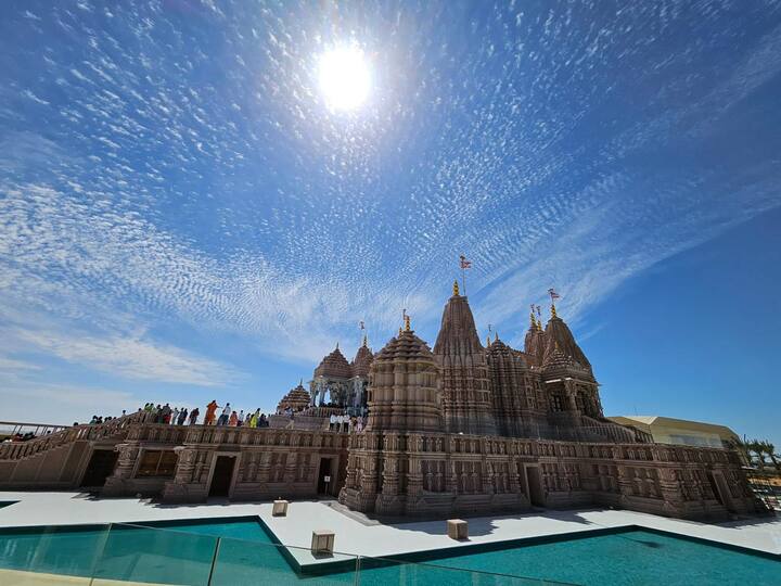 यूएई हिंदू मंदिर निर्माण की चर्चा साल 2015 से चल रही थी. साल 2018 में पीएम मोदी ने मंदिर का शिलान्यास किया और 14 फरवरी, 2024 को प्रधानमंत्री नरेंद्र मोदी ने ही मंदिर का उद्घाटन भी किया. उद्घाटन के समय पीएम मोदी को सुनने के लिए दुनियाभर से करीब 65 हजार लोग इकट्ठा हुए थे.
