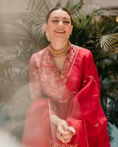 Hansika Photos : ரெட்டுங்க..சிவப்பு உடையில் அசத்தும் நடிகை ஹன்சிகா!