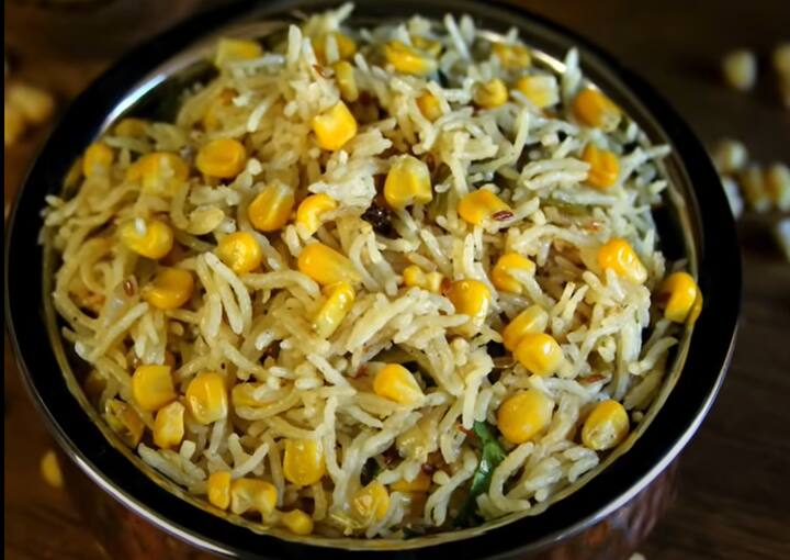 வேக வைத்த சோள முத்துக்களை வடிகட்டி வெங்காயத்துடன் சேர்த்து, தேவையான அளவு உப்பு போட்டு கிளறவும்.