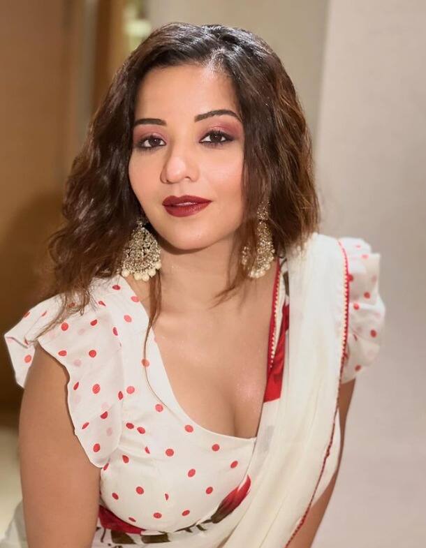 भोजपुरी की क्वीन मोनालिसा ने अपनी एक्टिंग ही नहीं, बल्कि दिलकश अदाओं से लोगों को अपना दीवना बयाना है. बता दें कि मोनालिसा ने अपना नाम बदलकर इंडस्ट्री में कदम रखा था. उसकी असली नाम अंतरा विश्वास है.