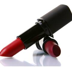 Lipstick Side effects: ਲਿਪਸਟਿਕ ਦੀ ਜ਼ਿਆਦਾ ਵਰਤੋਂ ਸਿਹਤ ਲਈ ਘਾਤਕ! ਕੈਂਸਰ ਸਣੇ ਇਨ੍ਹਾਂ ਬਿਮਾਰੀਆਂ ਦਾ ਖਤਰਾ