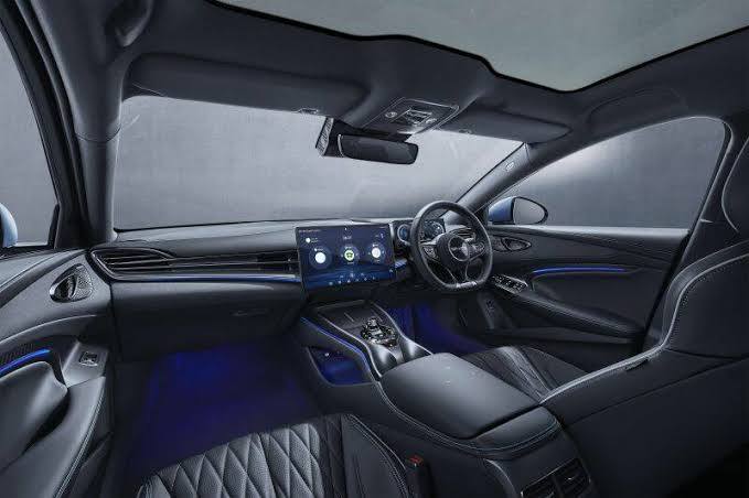 BYD ने अपनी अब तक के सबसे नये प्रीमियम प्रोडक्ट को लॉन्च किया है, इसकी पोजिशन Atto 3 EV SUV से ऊपर होगी. सील एक प्रीमियम इलेक्ट्रिक सेडान है इसके एंट्री लेवल डायनामिक ट्रिम की कीमत 41 लाख रुपये है, जबकि प्रीमियम ट्रिम 45.55 लाख रुपये में आएगी. वहीं फ्लैगशिप परफॉर्मेंस वेरिएंट की कीमत 53 लाख रुपये है.