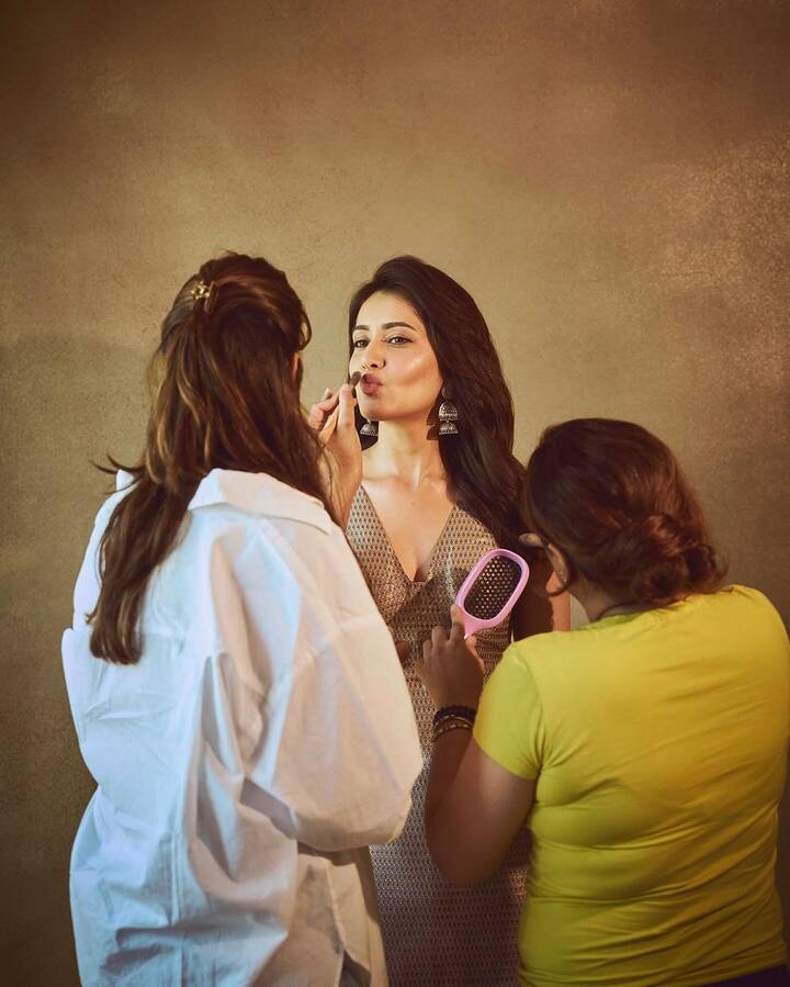 మేకప్ ఆర్టిస్ట్​లు ఆమెను అందంగా ముస్తాబు చేస్తున్న ఫోటోలు పోస్ట్​లో ఉంచింది. ఈ ఫోటోల్లో రాశిఖన్నా చాలా క్యూట్​గా ఉంది.(Images Source : Instagram/raashiikhanna)