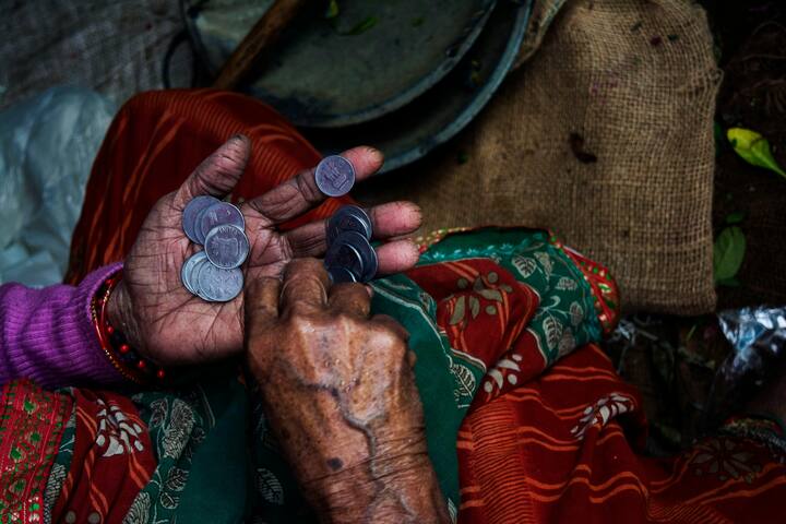 जुलाई 2014 में उनके द्वारा पेश की गई रिपोर्ट में इस समिति ने गरीबी रेखा का निर्धारण करने के लिए पोषण, कपड़ा, आवास का किराया, परिवहन खर्च, शिक्षा के साथ ही गैर खाद्य मदों पर खर्च को भी ध्यान में रखा.