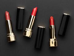 क्या आप भी गालों पर लगा रही हैं लिपस्टिक? जानिए ये स्किन के लिए कितना सही है