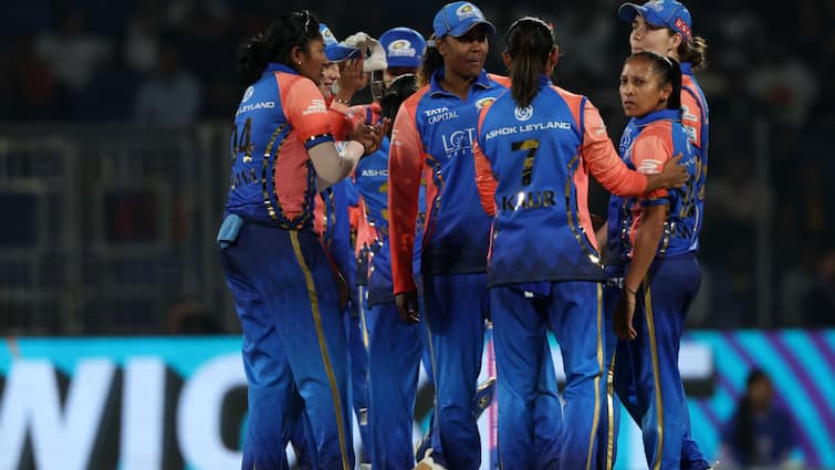 देखें: शेफाली वर्मा ने लगाए लगातार 2 लंबे छक्के, और फिर मुंबई के गेंदबाज ने ऐसे लिया बदला!