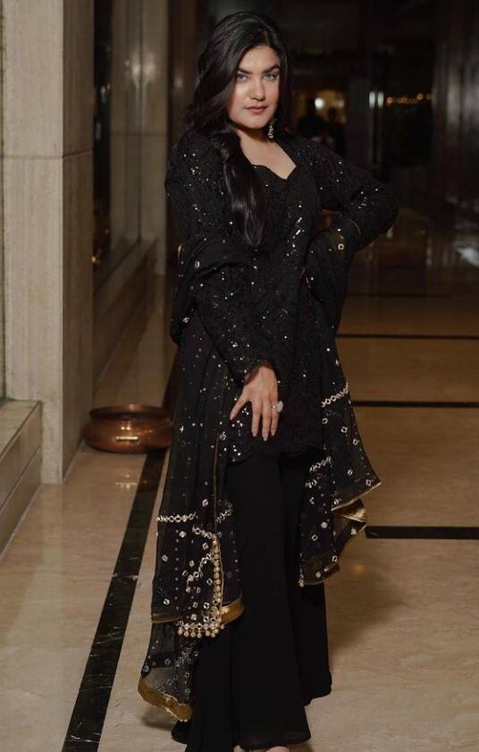 ਹੁਣ ਕੌਰ ਬੀ ਵੱਲੋਂ ਆਪਣੇ ਬਲੈਕ ਸੂਟ ਵਿੱਚ ਕਈ ਸ਼ਾਨਦਾਰ ਤਸਵੀਰਾਂ ਸ਼ੇਅਰ ਕੀਤੀਆਂ ਗਈਆਂ ਹਨ। ਜਿਨ੍ਹਾਂ ਨੇ ਪ੍ਰਸ਼ੰਸਕਾਂ ਦਾ ਧਿਆਨ ਆਪਣੇ ਵੱਲ ਖਿੱਚਿਆ ਹੈ।