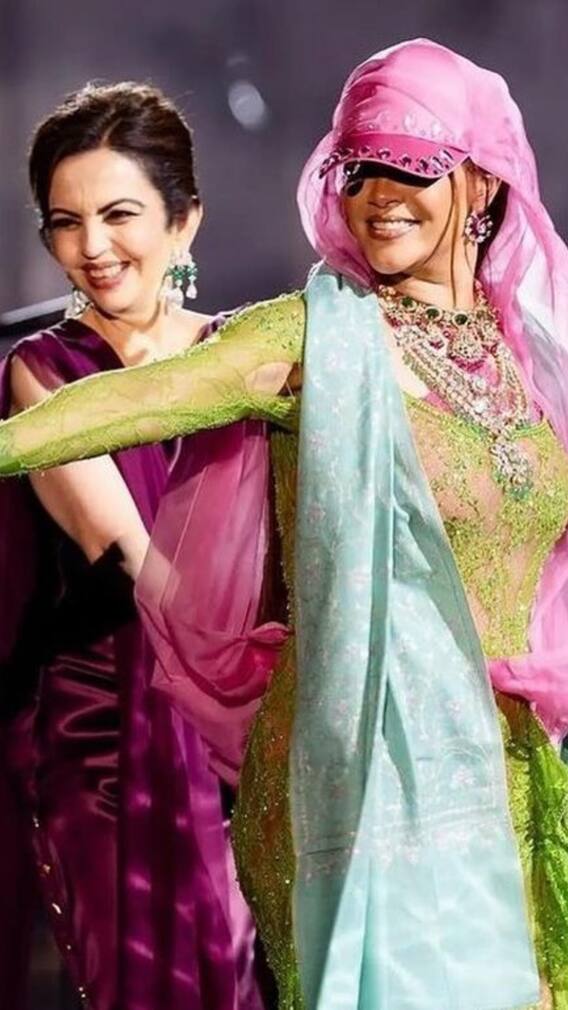 परफॉर्मेंस के दौरान फट गई थी रिहाना की ग्रीन ड्रेस, इतनी है खास