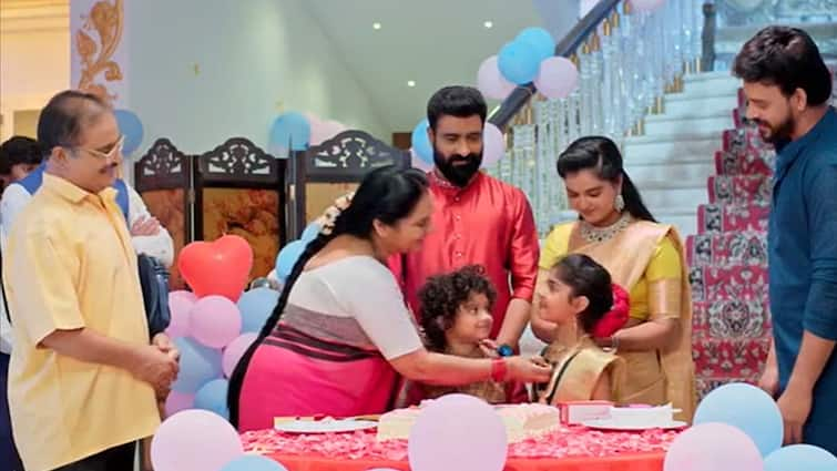 Prema entha maduram serial today episode March 5th written update Prema entha maduram Serial Today March 5th: ‘ప్రేమ ఎంత మధురం’ సీరియల్‌: ఎంట్రీ ఇచ్చిన ఆనంది పేరెంట్స్ - వాళ్లను అనుమానించిన ఆర్య