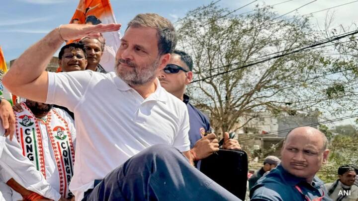 BJP Workers Greet Rahul Gandhi Bharat Jodo Nyay Yatra With Modi Chant பா.ஜ.க. தொண்டர்களுக்கு ப்ளையிங் கிஸ்! யாத்திரையில் ராகுல் காந்தி செய்த சம்பவம் - ம.பி.யில் ருசிகரம்