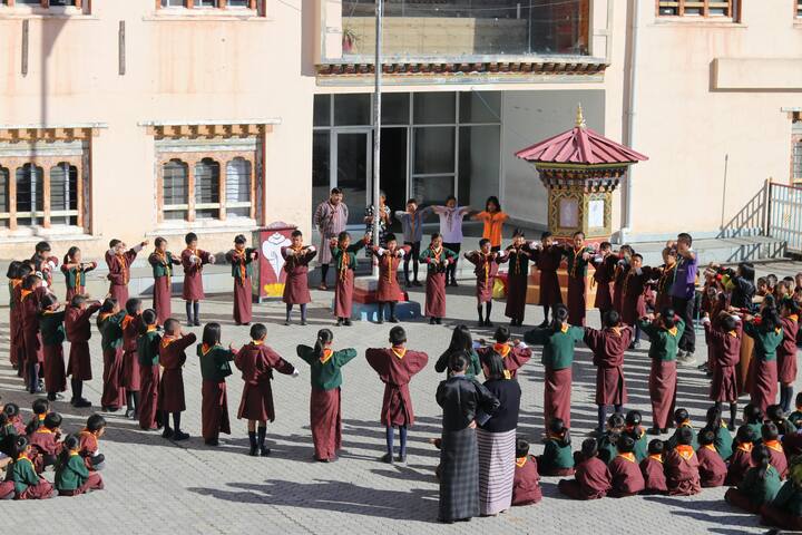 बता दें सैन्य क्षमता के मामले में दुनिया का सबसे कमजोर देश भूटान है. जिसे ग्लोबल फायर पावर की रैंकिंग में सबसे आखिरी स्थान पर रखा गया है.