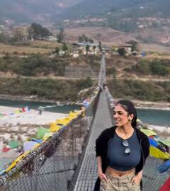 Malavika Mohanan Photos : பூட்டான் நாட்டில் சுற்றி வரும் மாளவிகா மோகனன்!