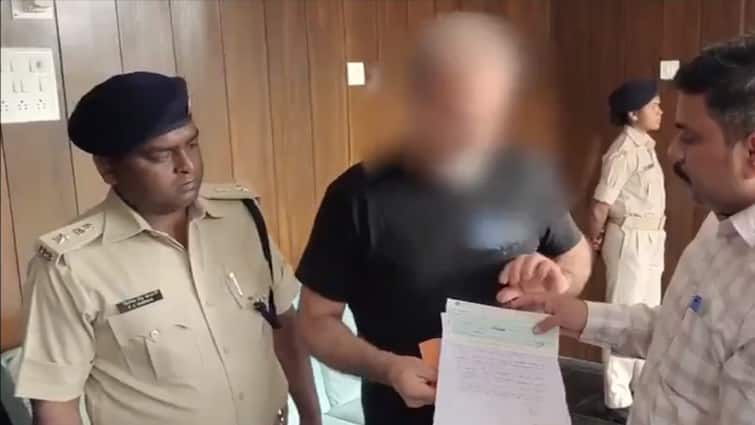 Dumka Gangrape Case Spanish woman gets a check of 10 lakh rupees husband thanks Jharkhand police Dumka Gangrape Case: HC ने लिया संज्ञान, पीड़िता को 10 लाख रुपये का चेक, पति ने कहा- थैंक्यू