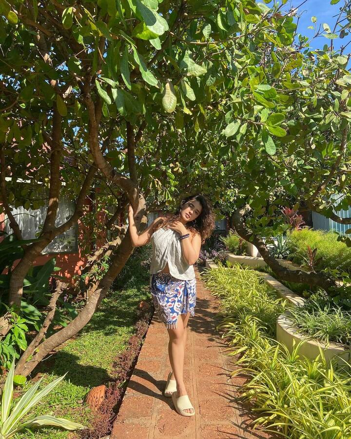 రిసార్ట్లో కేతిక పొట్టి పొట్టి బట్టలో ఎండలో చలికాచుకుంటున్న ఫొటోలు షేర్ చేసింది. ప్రస్తుతం ఆమె ఫోటోలు సోషల్ మీడియాలో వైరల్ అవుతున్నాయి. కేతిక శర్మ గురించి ప్రత్యేకంగా పరిచయం అవసరం లేదు.