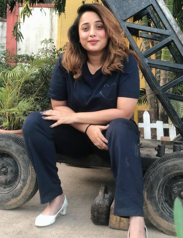 वहीं उनके नाम बदलने की कहानी बेहद दिलचस्प है. अपनी डेब्यू फिल्म की शूटिंग के दौरान उन्हें मंदिर के अंदर एक सीन शूट करना था. वहीं जब शूटिंग शुरू हुई तो, वहां कुछ लोग इकट्ठे हो गए और एक्ट्रेस ने उनका नाम पूछने लगे. ऐसे में वे नर्वस हो गईं और अपना रानी चटर्जी बता दिया. इसके बाद से ही उन्होंने इस नाम को अपनी पहचान बना ली.