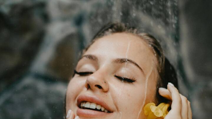 Bathing : थंड पाण्याने आंघोळ केल्यास त्याचे अनेक फायदे मिळू शकतात.