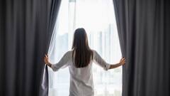 एक, दो या फिर कुछ और महीने... घर में लगे पर्दे को कब साफ करना चाहिए?