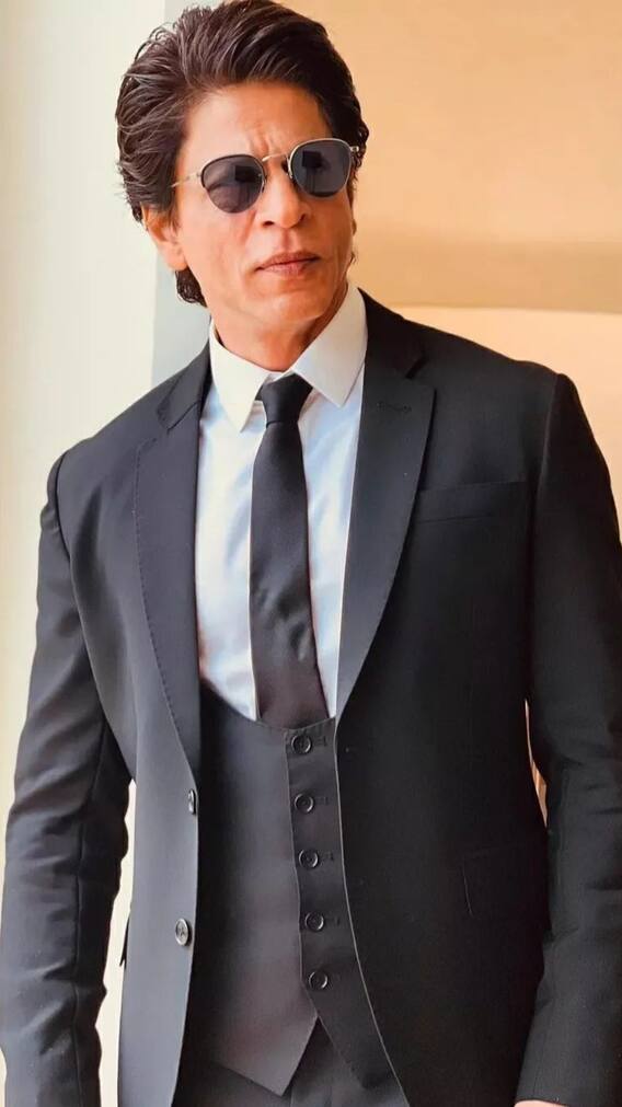 शाहरुख ने डांस से मचाया धमाल, रिहाना संग फोटो वायरल