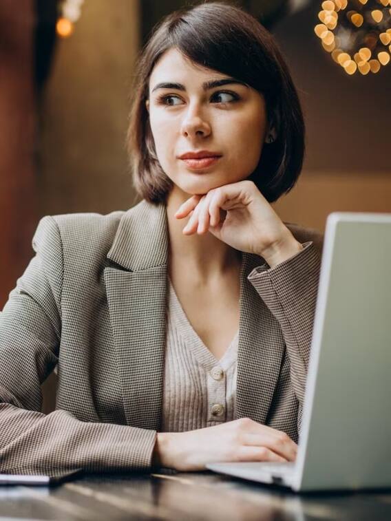 ऑफिस में दिखना है स्टाइलिश? कैरी करें ये 5 एक्सेसरीज