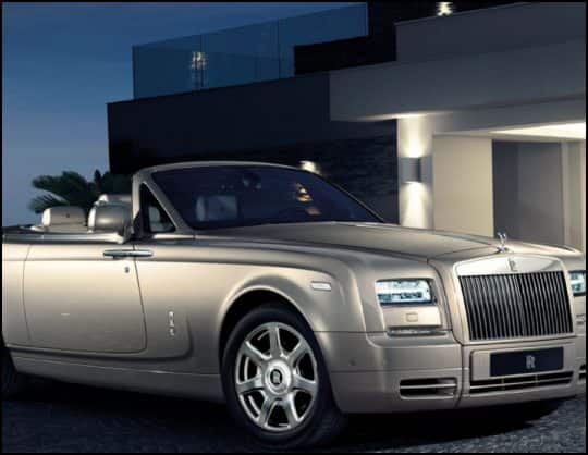 Rolls-Royce: शाहरुख खान के कलेक्शन में पिछले साल रोल्स रॉयस कुलिनन की एंट्री हुई. खबरों के मुताबिक, शाहरुख ने ये कार पठान की सक्सेस के बाद खरीदी. वहीं, अनंत अंबानी के प्री-वेडिंग फंक्शन के लिए शाहरुख ने अपने कलेक्शन में से रोल्स-रॉयस को ही चुना.