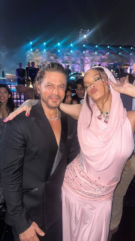 शाहरुख ने रिहाना संग दिया पोज, देखें प्री वेडिंग फंक्शन की इनसाइड फोटोज