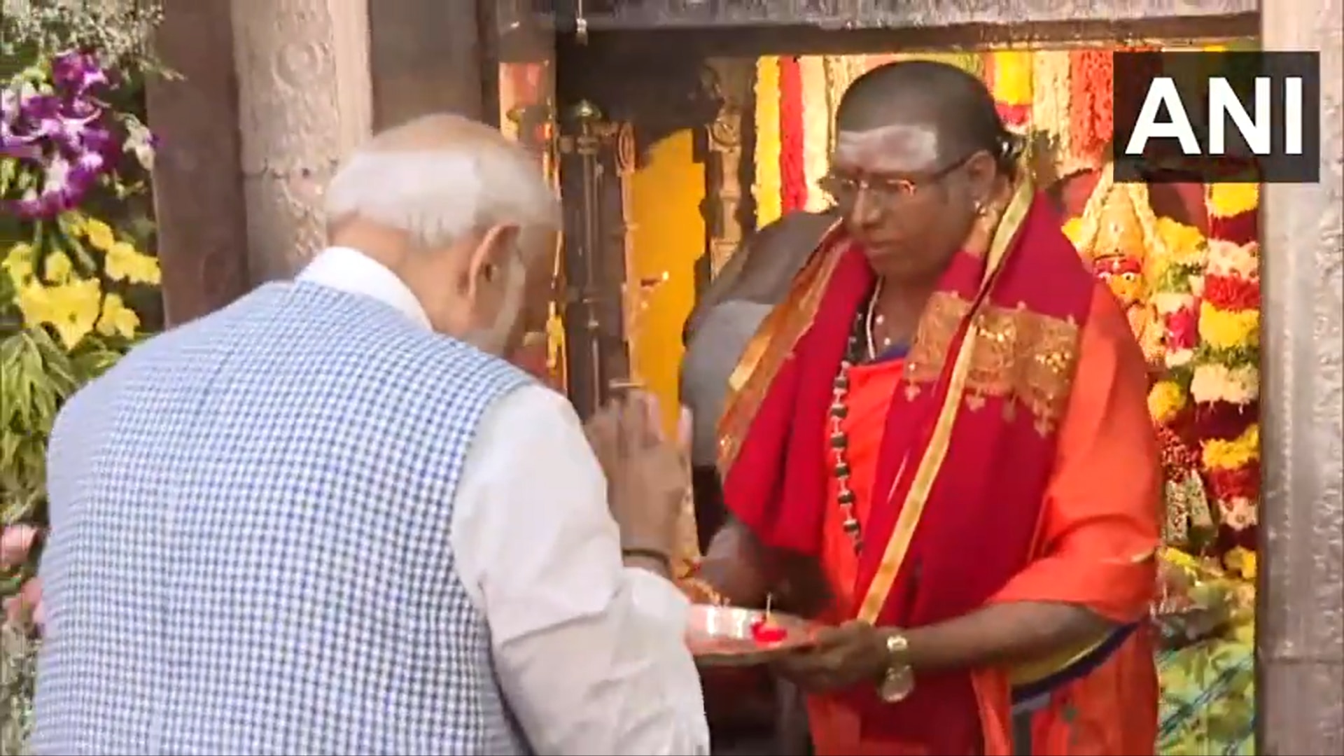 Modi Visits Ujjaini Mahankali In Secunderabad :  సికింద్రాబాద్‌లోని ఉజ్జయినీ మహంకాళి అమ్మవారికి ప్రత్యేక పూజలు చేసిన ప్రధానమంత్రి నరేంద్రమోదీ