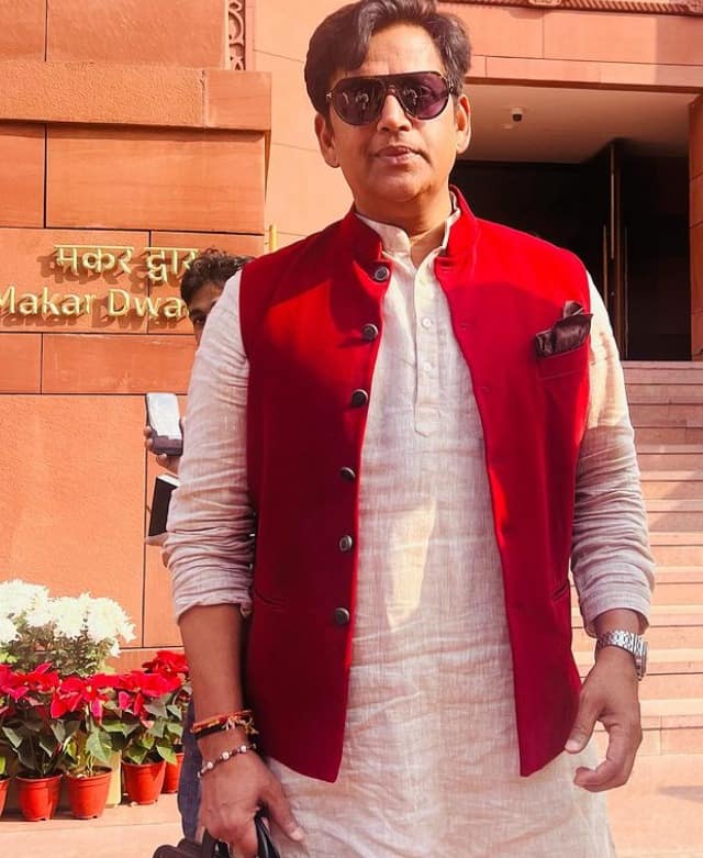 भोजपुरी इंडस्ट्री के अमिताभ बच्चन कहे जाने वाले रवि किशन ने भी अपना स्क्रीन नाम चेंज किया है. रवि किशन का असली नाम रविंद्रनाथ शुक्ला है.