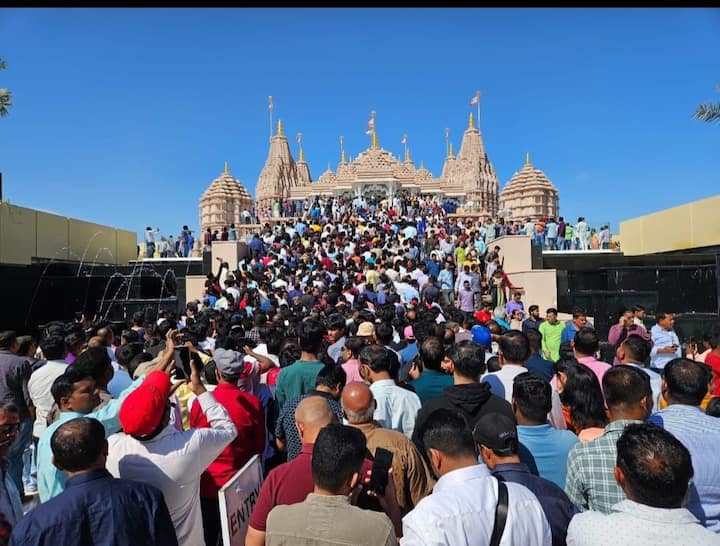 अबू धाबी से आए सुमंत राय ने बताया कि 'मैंने हजारों लोगों के बीच ऐसा अद्भुत क्रम कभी नहीं देखा. मुझे चिंता थी कि मुझे घंटों इंतजार करना पड़ेगा और शांति से दर्शन नहीं कर पाऊंगा, लेकिन हमने अद्भुत दर्शन किए और बेहद संतुष्ट थे. सभी बीएपीएस स्वयंसेवकों और मंदिर कर्मचारियों को सलाम.'