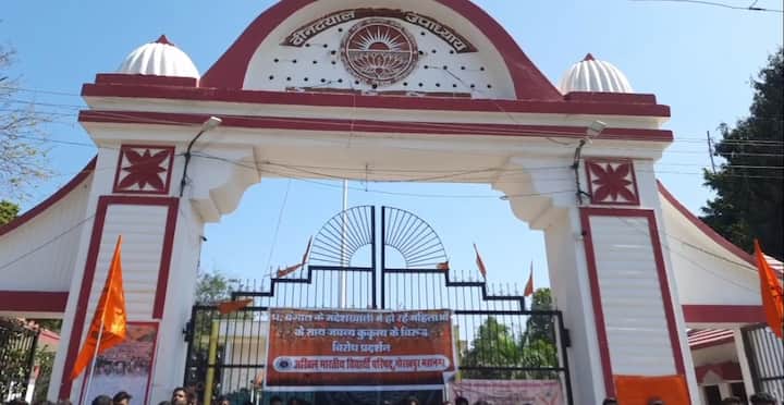 एबीवीपी गोरक्ष प्रांत के प्रदेश मंत्री मयंक राय ने कहा कि संदेशखाली की महिलाओं का यौन शोषण राज्य सरकार संरक्षित अपराधी कर रहे हैं. उन्होंने कहा कि बीजेपी का संगठन मानवता को शर्मसार करने वाली घटना से आहत है. उन्होंने मामले में केन्द्रीय एजेंसी से जांच करने की मांग की. प्रदर्शनकारी कार्यकर्ताओं ने पश्चिम बंगाल सरकार के इस्तीफे की भी मांग की.