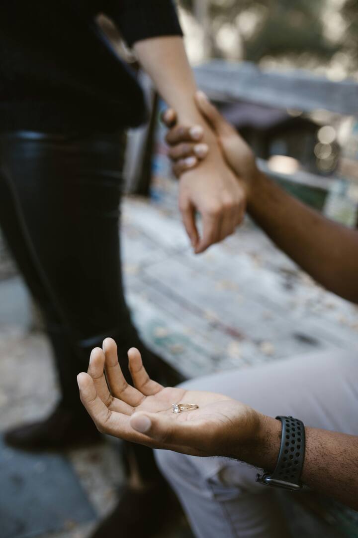 या परिस्थितीत त्यांच्याशी चर्चा करणे टाळणे आणि ज्या ठिकाणी चर्चा केली जाते त्यापासून दूर राहणे आवश्यक आहे.[Photo Credit : Pexel.com]