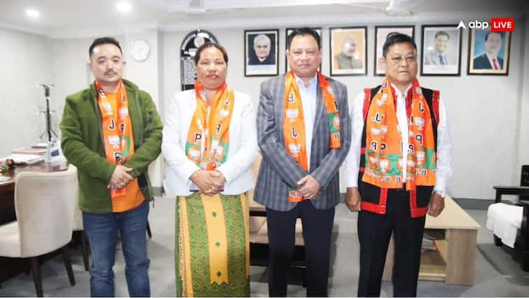 Arunachal Pradesh four Congress Ninong Ering Wanglin Lowangdong Mutchu Mithi Gokar Basar MLA joined BJP Congress को अरुणाचल में बड़ा झटका! चुनाव से पहले हुआ 'खेल', बचा सिर्फ 1 MLA