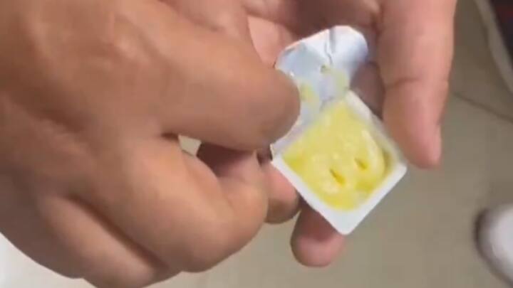 ANI ने बताया कि, दुबई से मुंबई की यात्रा कर रहे एक भारतीय नागरिक को रोका गया और 24 कैरेट सोने के आभूषण (5), रोडियम प्लेटेड सिक्के (3), तार के कटे हुए टुकड़े जिनका कुल वजन 215.00 ग्राम था.