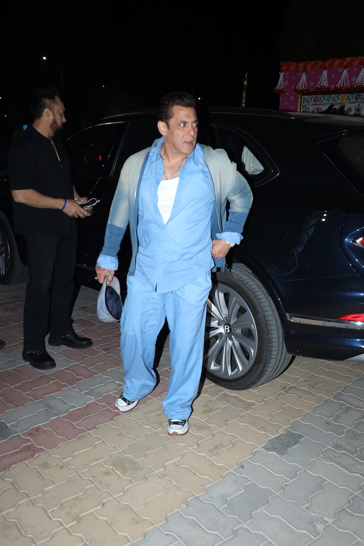 इन फंक्शन्स में सलमान की भांजी अलीजेह भी गई थीं. तीन दिन के फंक्शन खत्म हो चुके हैं. सभी सितारे मुंबई के लिए रवाना भी हो चुके हैं. सलमान खान भी बीती रात जामनगर से मुंबई के लिए रवाना हो गए हैं.