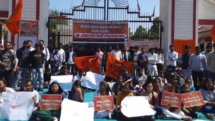 संदेशखाली की घटना को लेकर ABVP कार्यकर्ताओं का प्रदर्शन, देखें विरोध की तस्वीरें