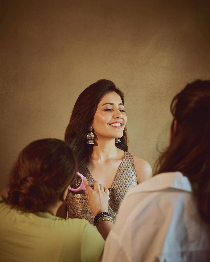 తన అందంతోనే కాకుండా.. నటనతో కూడా రాశి ఎందరో అభిమానులను సంపాదించుకుంది. తన క్యూట్ లుక్స్, ఎక్స్ప్రెషన్స్తో అభిమానుల హృదయాలు గెలుచుకుంది. (Images Source : Instagram/raashiikhanna)