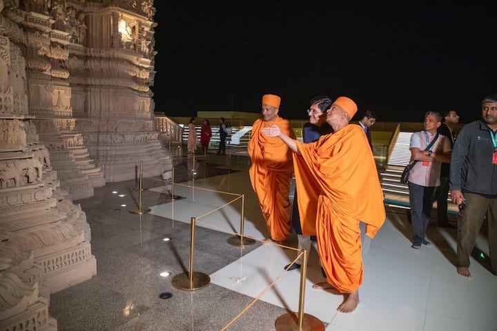 यूएई मंदिर का निर्माण बोचासनवासी अक्षर पुरुषोत्तम स्वामीनारायण संस्था (BAPS) ने किया है. इस संस्था ने दुनियाभर में कई बड़ी मंदिरों का निर्माण कराया है. भारत के नई दिल्ली में स्थित अक्षरधाम मंदिर और गुजरात के अक्षरधाम मंदिर का निर्माण भी स्वामीनारायण संस्था ने ही कराया है.