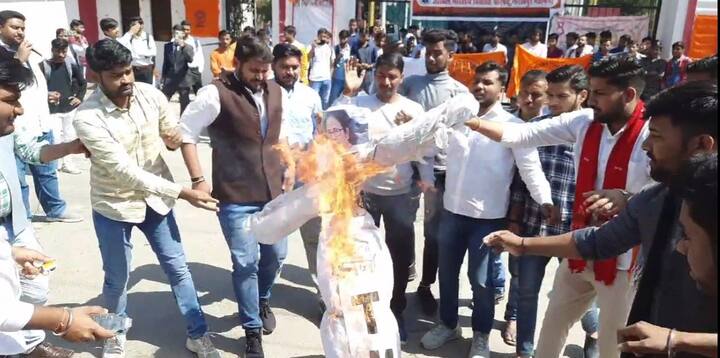 उन्होंने हाथों में तख्तियां लेकर केन्द्रीय सुरक्षा एजेंसियों से जांच करा दोषियों पर कठोर कारवाई की मांग की. एबीवीपी कार्यकर्ताओं ने आरोप लगाया कि संदेशखाली की हजारों महिलाएं राज्य सरकार के खिलाफ आंदोलनरत हैं.