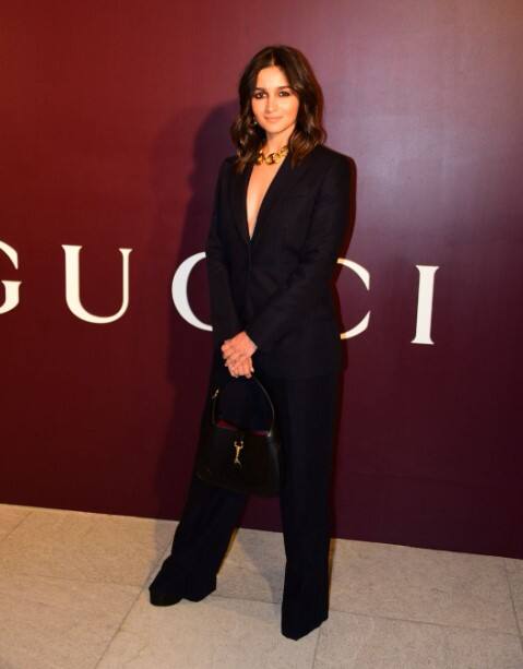 મંગળવારે સ્ટોર લોન્ચનો કાર્યક્રમ હતો. જ્યાં આલિયા ભટ્ટ ખૂબ જ કાતિલ અંદાજમાં પહોંચી હતી. એન્ટ્રી કરતાની સાથે જ તેના લૂક પર બધાની નજર અટકી ગઈ હતી.