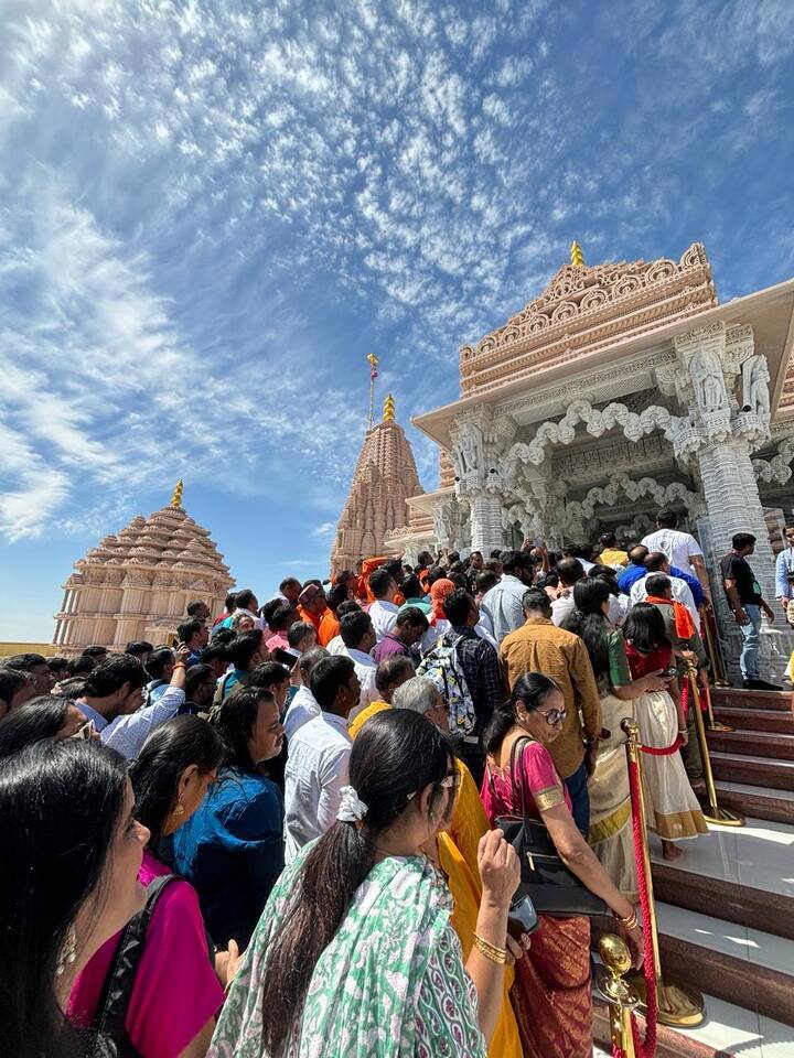 40 साल से दुबई में रह रहे नेहा और पंकज ने कहा, 'हम इस पल का इंतजार कर रहे थे, मंदिर हमारी सभी उम्मीदों को पार कर गया है. यह एक सच्चा चमत्कार है. हम धन्य महसूस करते हैं, क्योंकि अब हमारे पास अपनी प्रार्थना करने और आध्यात्मिकता महसूस करने के लिए एक जगह है.'