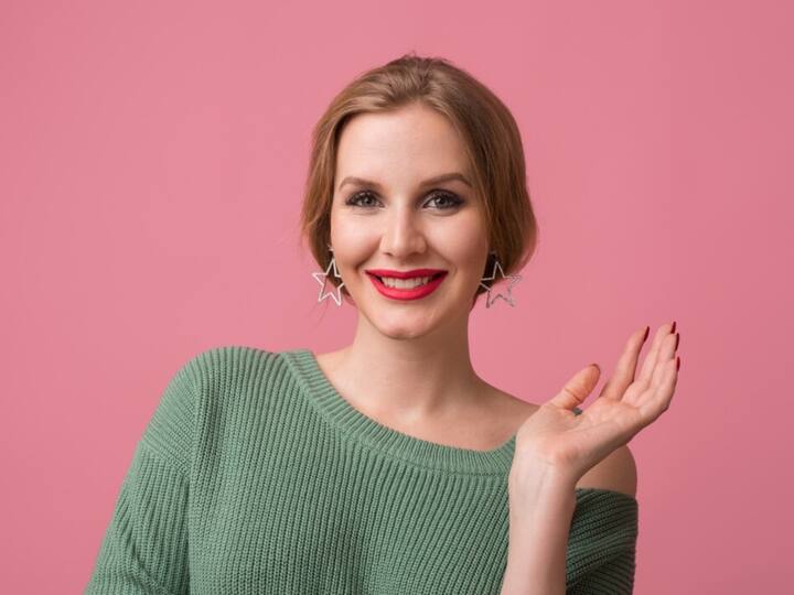 मेकअप प्रोडक्ट हमेशा महिलाओं को पसंद आते हैं क्योंकि यह उनमें कॉन्फिडेंस भरने, सुंदर दिखाने और स्किन की खामियों को छिपाने में मदद करता है.