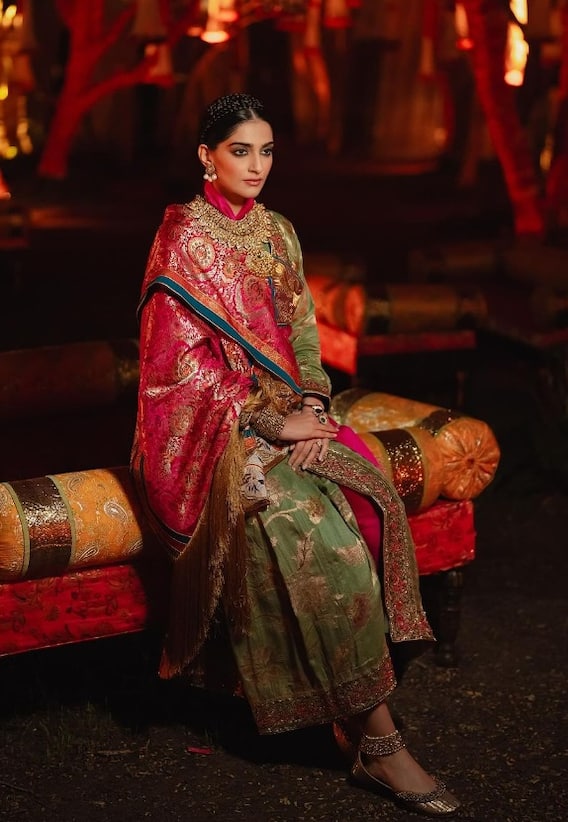 હીરા જડીત ડ્રેસ પહેરીને પાર્ટી લૂકમાં સ્પૉટ થઇ સોનમ કપૂર