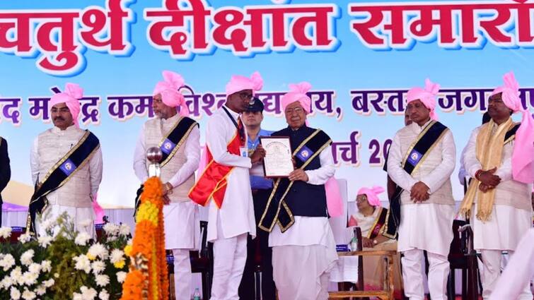 Bastar Shaheed Mahendra Karma Vishwavidyalaya Fourth Convocation 93 students given gold medals 43 given PhD degrees Ann Chhattisgarh: शहीद महेंद्र कर्मा विवि के चौथे दीक्षांत समारोह में 93 छात्रों को गोल्ड मेडल, 43 को दी गई पीएचडी की डिग्री