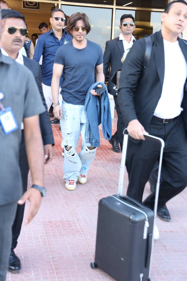 इस दौरान एक्टर काफी कूल लुक में दिखे. उन्होंने ब्लू टीशर्ट के साथ डेनिम कैरी की थी और बालों में पोनीटेल बना रखी हैं.