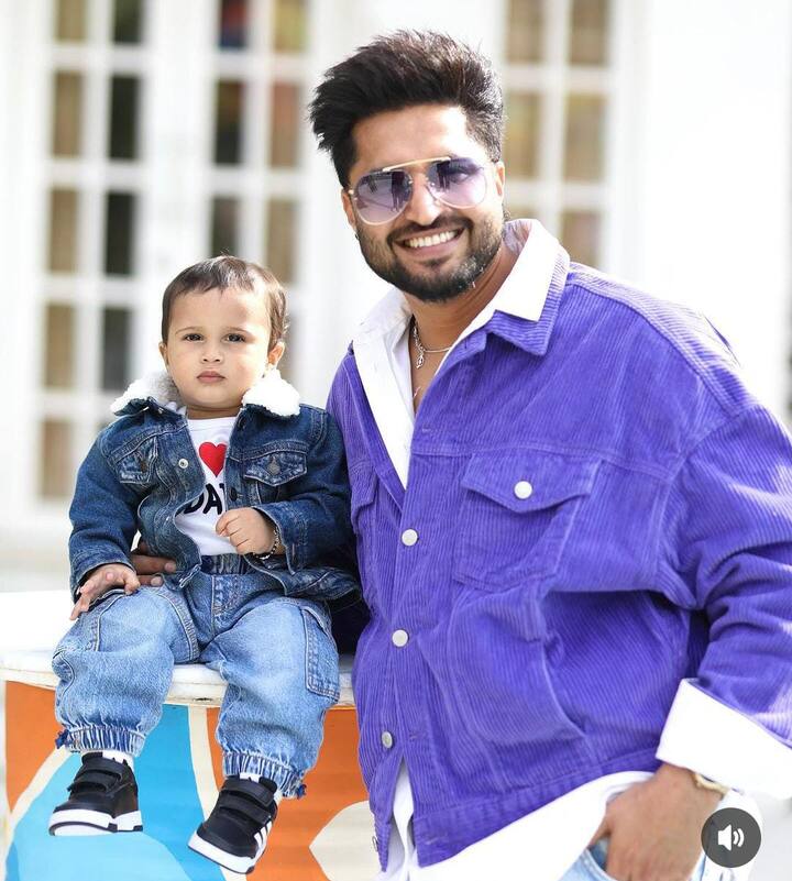 ਇਹ ਤਸਵੀਰਾਂ ਸੋਸ਼ਲ ਮੀਡੀਆ 'ਤੇ ਕਾਫੀ ਵਾਇਰਲ ਹੋ ਰਹੀਆਂ ਹਨ, ਫੈਨਜ਼ ਇਨ੍ਹਾਂ ਤਸਵੀਰਾਂ 'ਤੇ ਕਮੈਂਟ ਕਰਕੇ ਖੂਬ ਪਿਆਰ ਦੀ ਬਰਸਾਤ ਕਰ ਰਹੇ ਹਨ। ਫੈਨਜ਼ ਨੇ ਕਮੈਂਟ ਕਰ ਕਿਹਾ, 'ਰੱਬ ਬੁਰੀ ਨਜ਼ਰ ਤੋਂ ਬਚਾਵੇ।' ਇੱਕ ਹੋਰ ਸ਼ਖਸ ਨੇ ਕਮੈਂਟ ਕੀਤਾ, 'ਕਿਊਟ ਫੈਮਿਲੀ'।