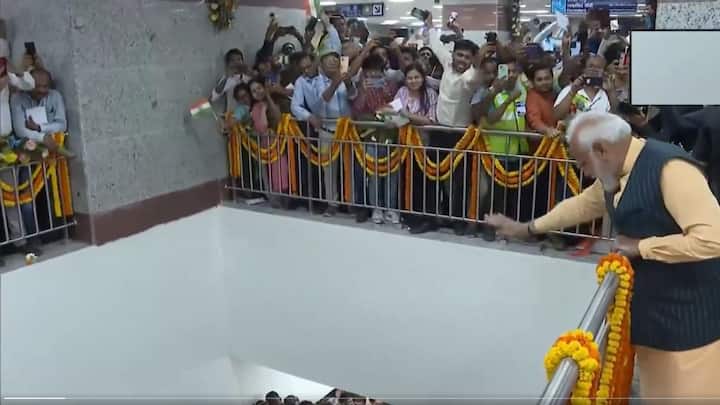 प्रधानमंत्री मोदी जिस वक्त कोलकाता के एस्प्लेनेड मेट्रो स्टेशन पहुंचे. उस वक्त वहां लोगों की भारी भीड़ ने उनका स्वागत किया. पीएम ने हाथ हिलाकर सभी का अभिवादन भी स्वीकार किया.