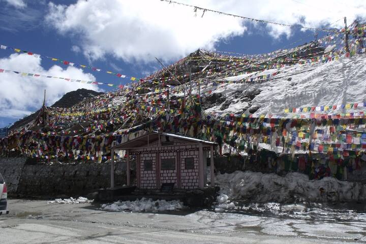 In Ladakh tour, you will get a chance to stay for 3 days in Leh, 2 nights in the camp of Nubra and one night in a tent near Pangong Lake.  In this package, tourists are also getting the facility of 6 breakfasts, 6 lunches and 6 dinners.