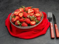 आम पापड़ खाके हो गए बोर, तो अब बनाएं स्ट्रॉबेरी पापड़